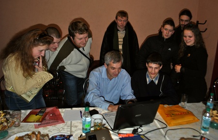 Ми і Олексій Погорєлов - стоїмо у положенні "хор",бо перед виходом уже проектор вимкнули