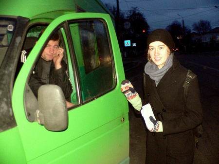 роздавали диски з українськими зимовими святковими і не дуже піснями