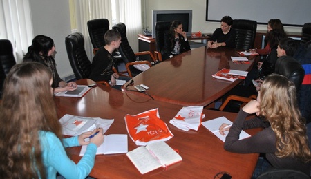 ICTV. Конференц-зал. Юлічка Бондаренко і Оленка Фроляк - глаголють